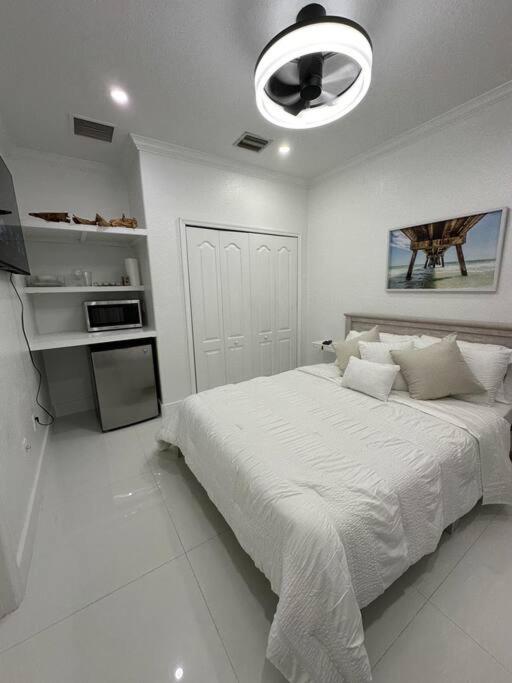 Lovers Cove Tamiami 外观 照片