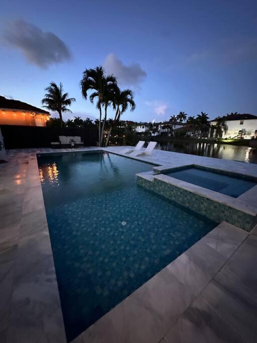 Lovers Cove Tamiami 外观 照片