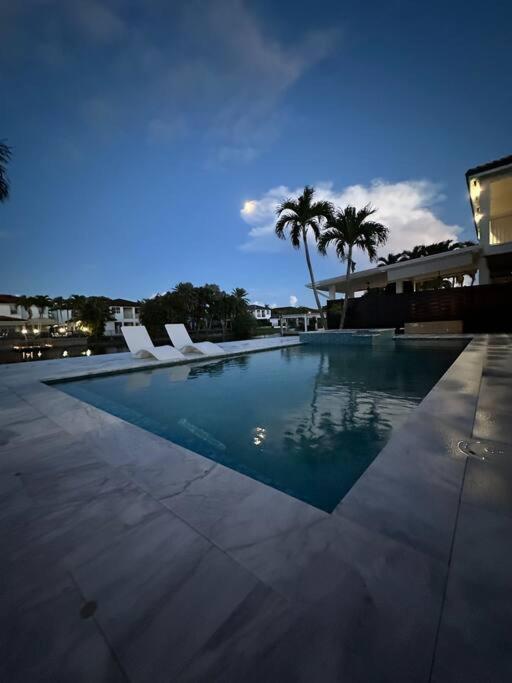 Lovers Cove Tamiami 外观 照片