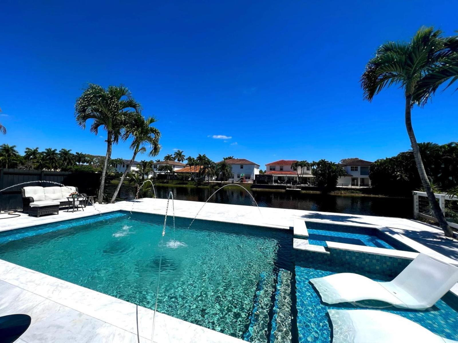 Lovers Cove Tamiami 外观 照片